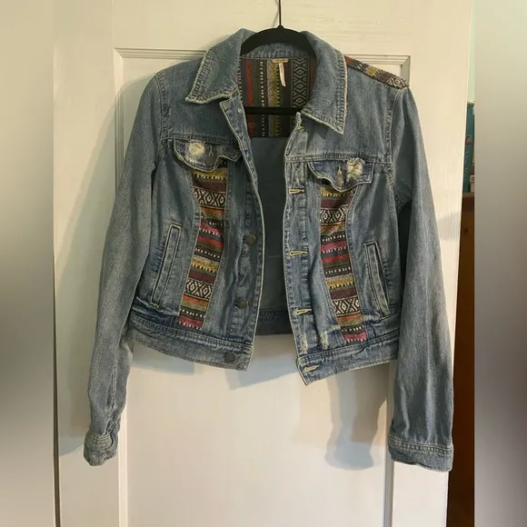 Free People Aztec Western Distressed Cropped Denim Jacket. Size: 4