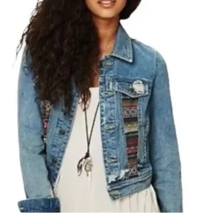Free People Aztec Western Distressed Cropped Denim Jacket. Size: 4