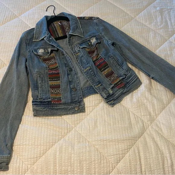 Free People Aztec Western Distressed Cropped Denim Jacket. Size: 4
