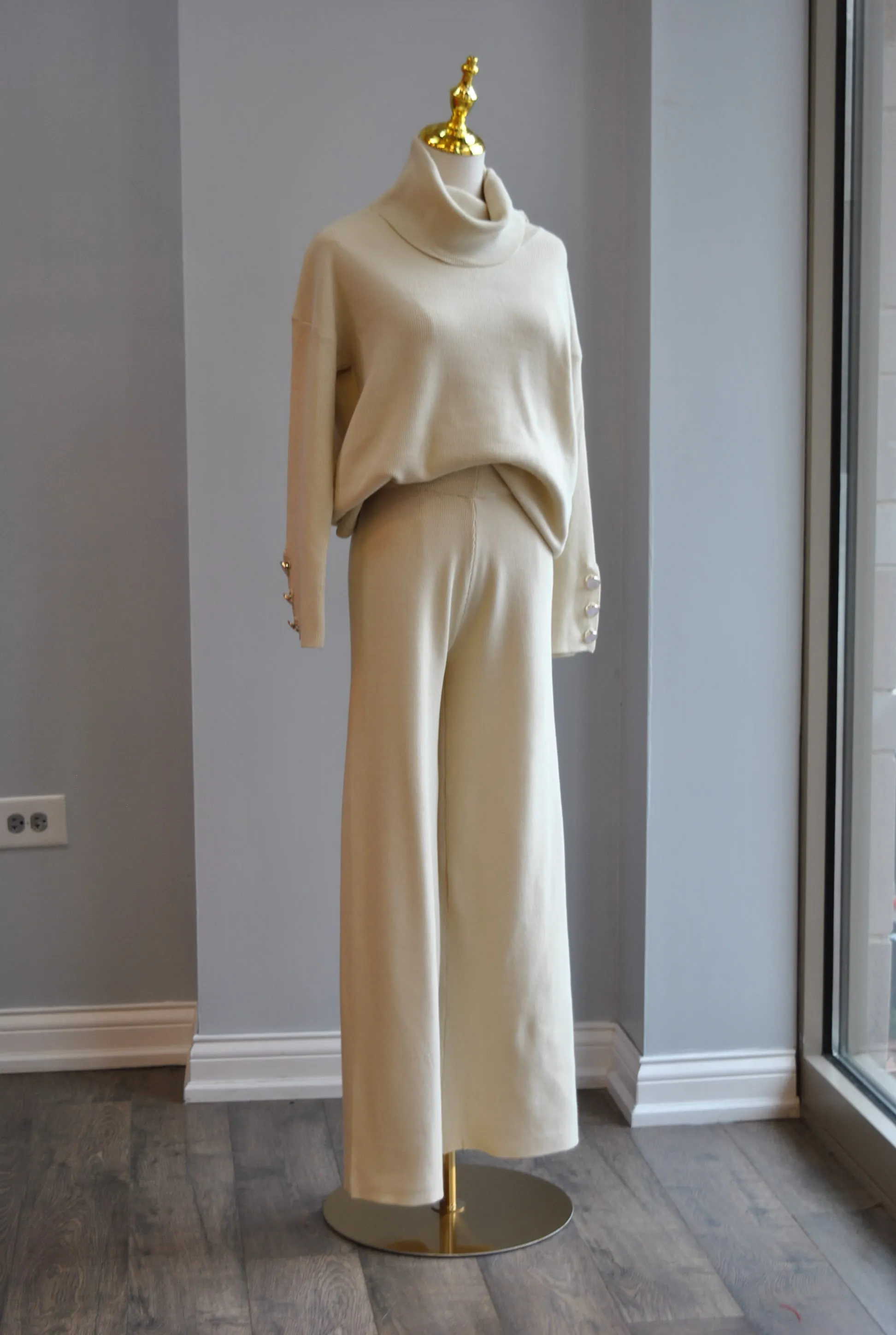 VANILLA SWEATER SET OF FLAIR PANTS AND TURTLENECK SWEATER