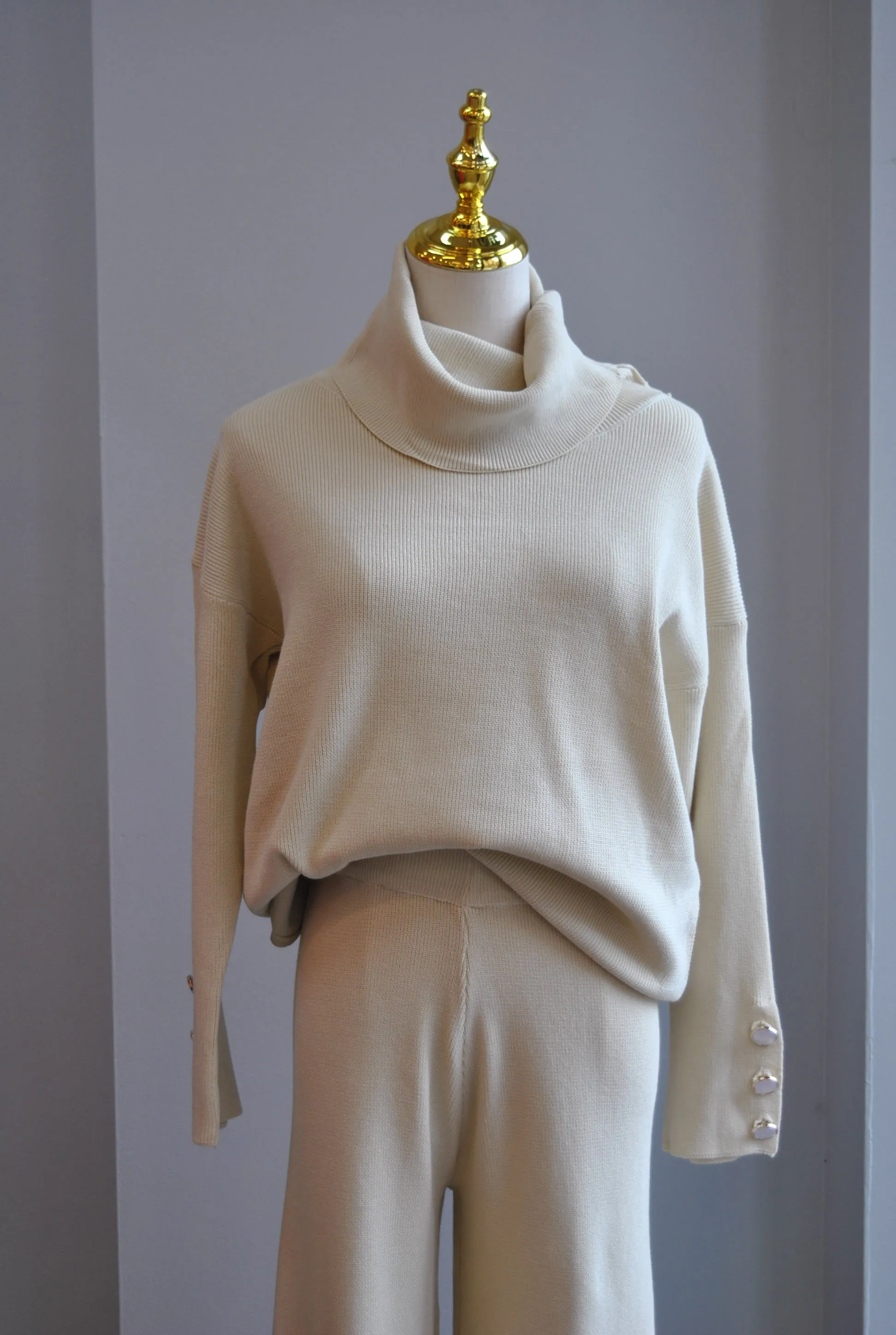 VANILLA SWEATER SET OF FLAIR PANTS AND TURTLENECK SWEATER