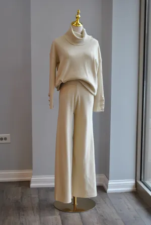VANILLA SWEATER SET OF FLAIR PANTS AND TURTLENECK SWEATER