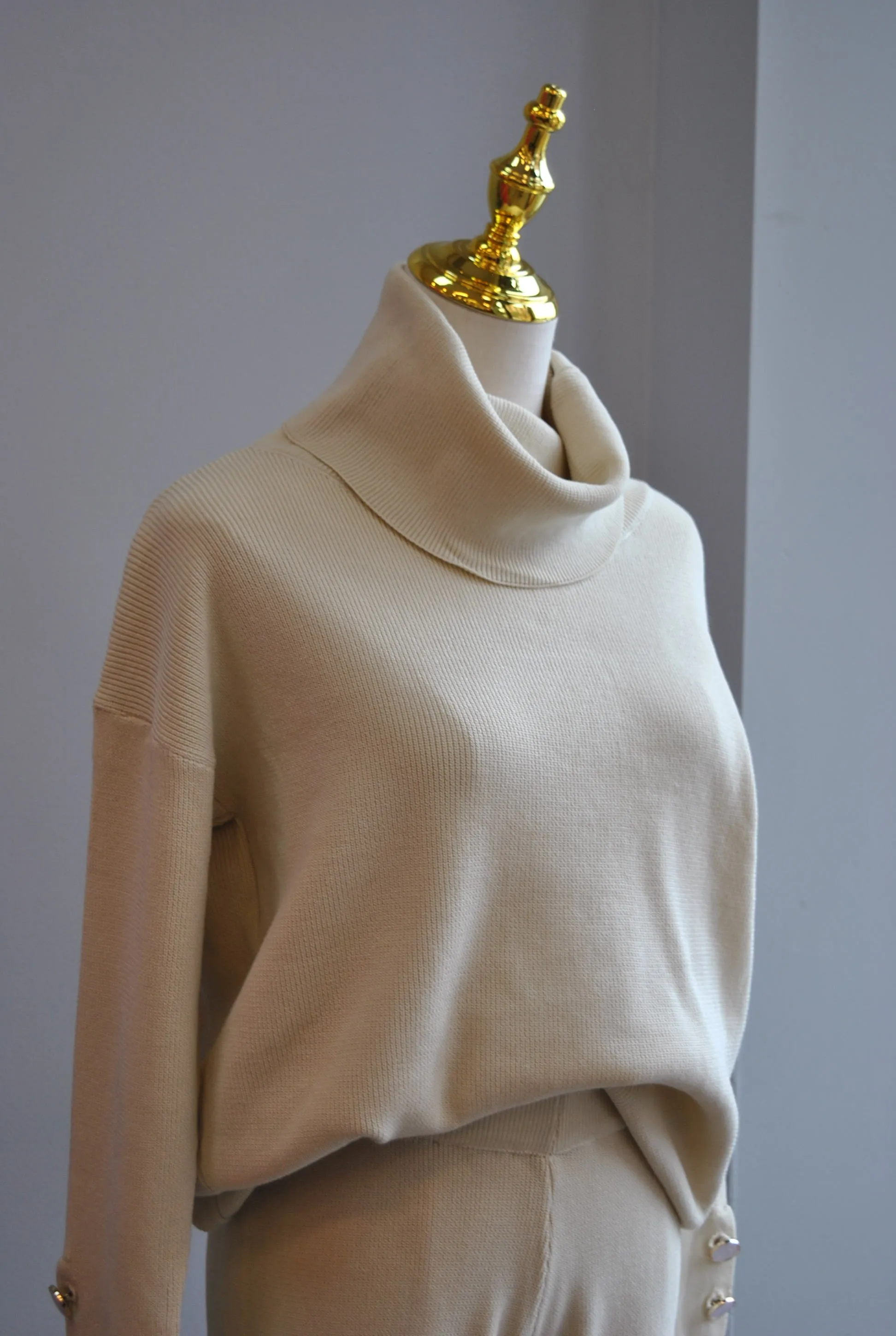 VANILLA SWEATER SET OF FLAIR PANTS AND TURTLENECK SWEATER